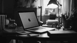 WordPress plugins voor beginners laptop op bureau