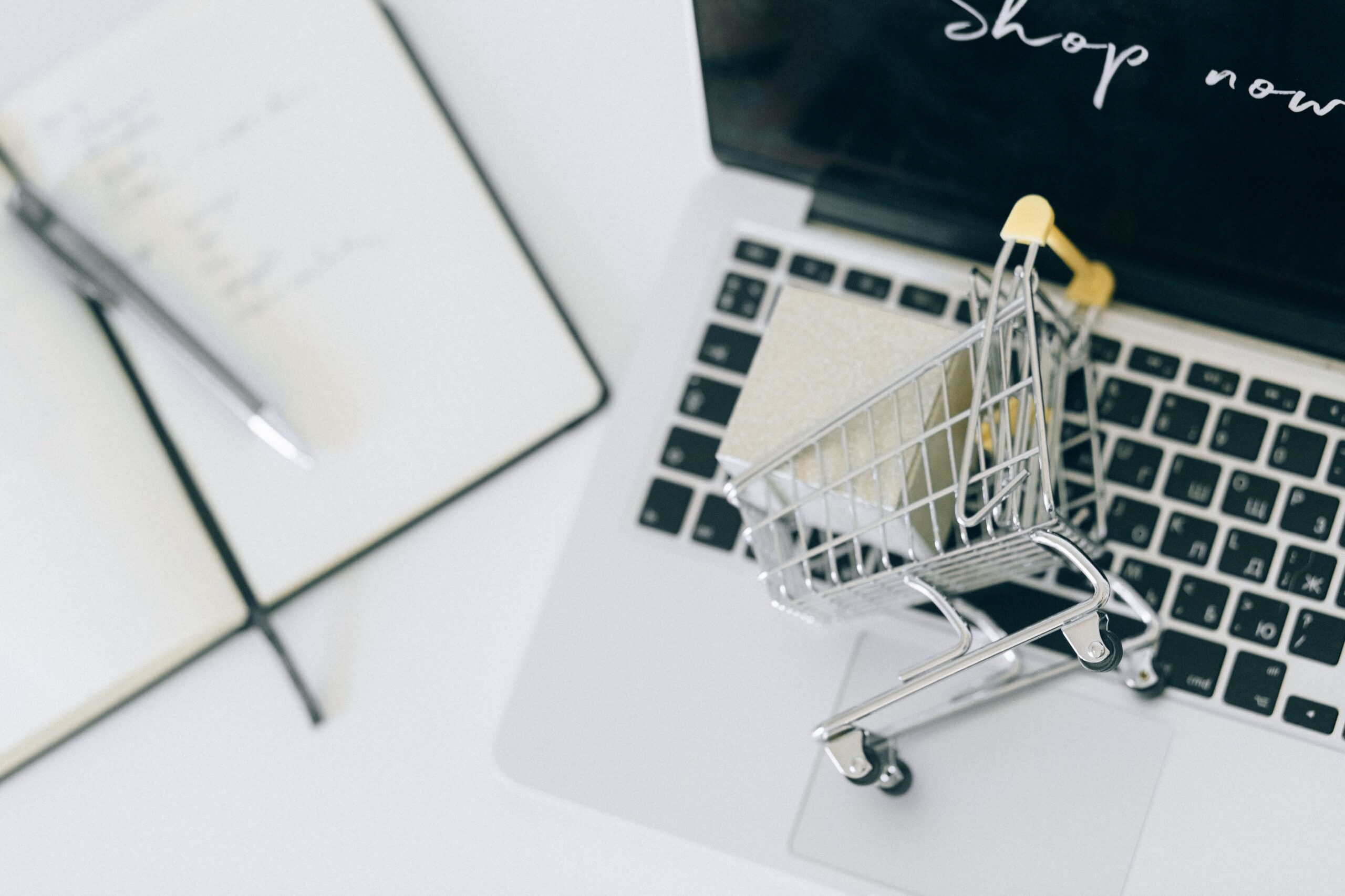Mini winkelwagen op een laptop als symbool voor een WooCommerce webshop. Upsell instellen in wooocommerce